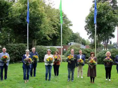 Wurden von Landrat Johann Wimberg (rechts) und dem Personalratsvorsitzenden Klemens Sieverding geehrt (v.l.): Erwin Budde, Karin Tiemann, Stefan Dieken, Edith Vahle, Hildegard Zurborg, Klaus H&ouml;nemann, Sven Unnerstall, Jutta Zinner und Dr. Christina Neumann.