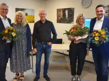 Gl&uuml;ckw&uuml;nsche: Der Zweitplatzierte Stephan Tapper (v.l.) mit Ehefrau Anja, der scheidende B&uuml;rgermeister Holger Lebedinzew und der Sieger der B&uuml;rgermeisterwahl, J&ouml;rg Skatulla, mit Ehefrau Claudia.
