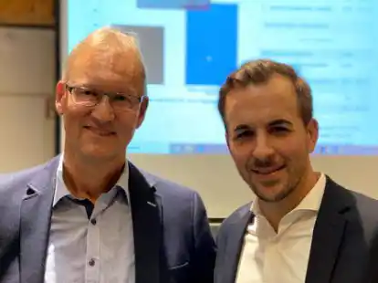 Der parteilose Kandidat Guido Heinisch (links) ist Hattens neuer B&uuml;rgermeister. Er setzte sich am Sonntagabend in der Stichwahl gegen Bastian Ernst (CDU) klar durch.