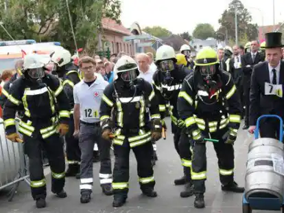 Mitglieder der Freiwilligen Feuerwehr Lindern beteiligten sich in voller Montur und auch mit Atemschutzger&auml;t und Helm am Staffellauf auf der bislang letzten Kirmes 2019. Vielleicht sind sie diesmal wieder dabei.