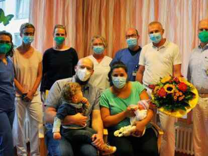 Julia Paulik (Hebammensch&uuml;lerin), Susanna Kohl, Dr. Corinna Fuhs (Ober&auml;rztinnen der Klinik f&uuml;r Gyn&auml;kologie und Geburtshilfe), Gitta M&ouml;hlmann-Cramer (Teamleitung der Station B1), Dr. Markus Windorfer (Oberarzt der Klinik f&uuml;r Kinder- und Jugendmedizin), Dr. Jacek Skubis (Chefarzt der Klinik f&uuml;r Gyn&auml;kologie und Geburtshilfe) und Dr. Oliver Weiss (Oberarzt der Klinik f&uuml;r Gyn&auml;kologie und Geburtshilfe) freuen sich mit den gl&uuml;cklichen Eltern Charlotte und Maik Tellmann aus Str&uuml;cklingen &uuml;ber die Geburt ihres zweiten Kindes Lana.