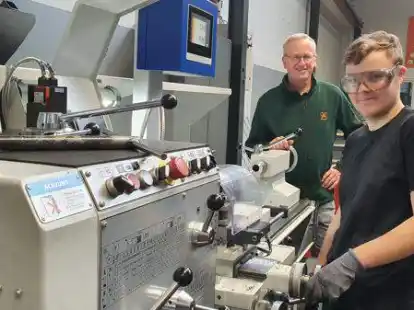 An der neuen Drehbank in der Ausbildungswerkstatt: Azubi Jerik Seiler und Ausbildungsleiter Harm K&uuml;gler.