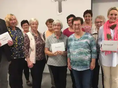 Elisabeth L&uuml;bbe (2. von links) verteilte mit den Damen der Handarbeitsgruppe insgesamt 4500 Euro an zwei Hospize und das Begegnungszentrum B&ouml;sel.