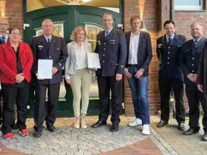 Freuten sich &uuml;ber die weitere Amtszeit der f&uuml;hrenden Feuerwehrleute: Ada Heptner (SPD, von links), Ralf Schwantje, Sandy B&auml;cker, Maik-Oliver B&auml;cker, Conni Fischer, Stephan Buschmann, B&uuml;rgermeister Christoph Reents (parteilos), Tobias Hollmann, Thomas Simon und Marion Schr&ouml;der.