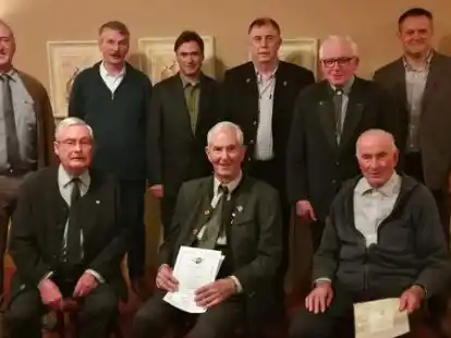 Der wiedergew&auml;hlte Vorstand mit Funktion&auml;ren und den Geehrten: Dr. Josef Kuhlmann (von links stehend), Friedrich Hollmann, Ralf Specht, Hugo Arians, Gerd Herreilers, Heiner Meyer und Manfred Wennekamp (von links sitzend), Gustav Kuhlmann und Wilfried Heidk&auml;mper.