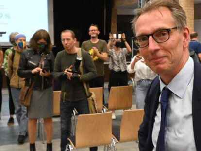 Daniel Fuhrhop (rechts) im Wahlzentrum, nachdem klar ist, dass er die Stichwahl verloren hat.