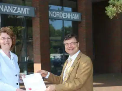 Ina Goldmann ist die neue Leiterin des Finanzamtes Nordenham. Sie l&ouml;st Volker Poeschel ab, der zum Finanzamt Cuxhaven gewechselt ist.