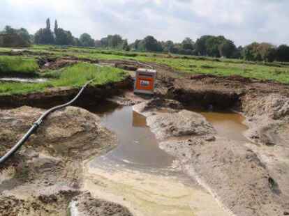 Unbekannte montieren im Baugebiet an der Westmarkstra&szlig;e in Bar&szlig;elermoor immer wieder die Schl&auml;uche von den Pumpen ab.