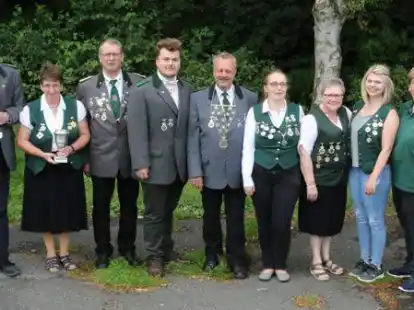 Im Bild von links: Michael D&uuml;ser, Beate Meinen, Gerold B&uuml;sing, Christoph L&uuml;ttmann, Manfred Jacobs, Maren Bollmann, Ingrid Mutzenbecher, Katharina L&uuml;ttmann, Marion L&uuml;ttmann, Hartmut Wilkens.