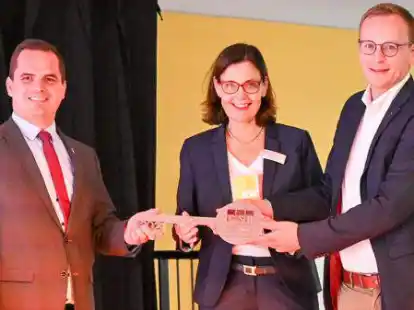 Ein Schl&uuml;ssel f&uuml;r die Zukunft: B&uuml;rgermeister Kristian Kater (links), Schulleiterin Anke Magerfleisch und Architekt Julius Bocklage beim Festakt zur Einweihung der Geschwister-Scholl-Oberschule.