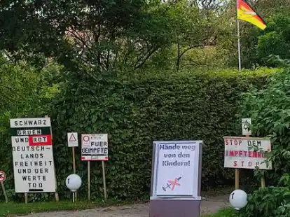 Freien Zutritt nur f&uuml;r Ungeimpfte: Das legt ein Hausbesitzer in Loquard fest. Die Schilder daf&uuml;r stehen allerdings auf &ouml;ffentlichem Grund.