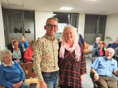 Niklas Spils mit der &bdquo;Macher&ldquo;-Vorsitzenden Elisabeth Schl&ouml;mer