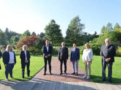 Setzen sich mit der GVO f&uuml;r Nachhaltigkeitsprojekte ein (von links): Verena Besier, Tonja Tholen, Prof. Dr. Nathali T. J&auml;nicke, Stefan Dissel,  Prof. Dr. Dietmar Pfeifer, Prof. Dr. Bernd Siebenh&uuml;ner, Maria Bruns, Gernold Lengert und Vivien Langen.