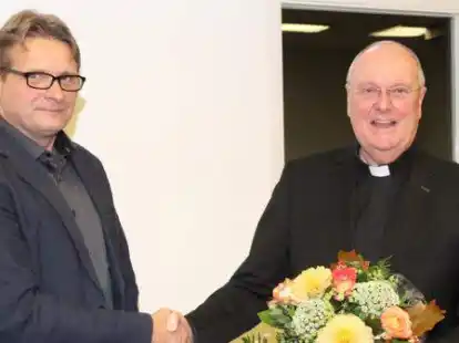 Vorsitzender Heinrich Wienken (l.) ehrte Pfarrer Paul Horst.