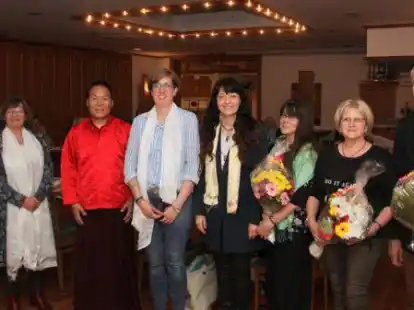 Nach zehn Jahren der erste Wechsel im Vorstand des F&ouml;rdervereins f&uuml;r das unabh&auml;ngige K&ouml;nigreich Bhutan: Beisitzerin Talia Kaiser, Schriftf&uuml;hrerin Sonja Grotel&uuml;schen-Tschorr, 1. Vorsitzender Khenpo P. Yeshi, Kassenwartin Anja Kruse-Wichering, 2. Vorsitzende Carmen Kaiser und die ausgeschiedenen Vorstandsmitglieder Gabriela Angel, Heike Heidler und Gerold Heidler (von links).