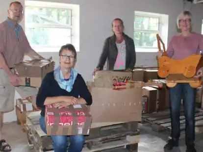 Packen gemeinsam f&uuml;r die Rum&auml;nienhilfe an: (von links) Hans-Hermann Sch&uuml;tte, B&auml;rbel Kuhlmann, Melanie Hohnhorst und Karin Bode im Hof Sch&uuml;tte in Brettorf