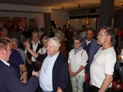 Begr&uuml;&szlig;ung des neuen Norder B&uuml;rgermeisters Florian Eiben bei der SPD-Party in der Tanzschule Reimer: Der 39-J&auml;hrige wird k&uuml;nftig die Geschicke in Norden als erster hauptamtlicher SPD-B&uuml;rgermeister in der Geschichte der Stadt leiten. Mit &uuml;ber 75 Prozent der Stimmen hat er haushoch gewonnen.