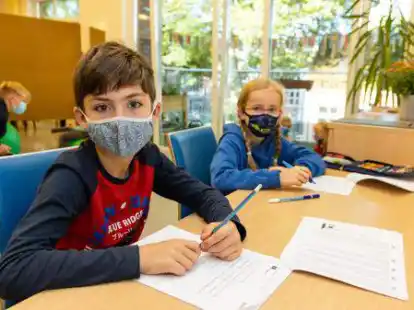 Auch der achtj&auml;hrige Laurin und die neunj&auml;hrige Merle schreiben mit an dem Buch, das im Rahmen des Projektes an der Paul-Maar-Grundschule in Oldenburg entsteht.