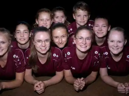 Das M-Team  der Voltigierabteilung des RV Ahlhorn: Jule Thalheim, Kerrin Paustian, Ids Verhoef, Karla L&uuml;ckemeyer, Annike Gie&szlig;ing, Benne K&ouml;ster, Louisa Witte, Eske Verhoef, Johanna Wichmann und Laura Witte.