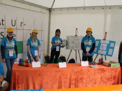 Pr&auml;sentation am Stand: (von links) Jonas, Jule, Marla, Anh, Hinnerk und Mikka sorgten daf&uuml;r, dass auch andere Kinder und Jugendlichen ein Verst&auml;ndnis von Chemie entwickelten.