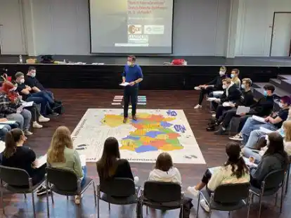 Paweł Gorszczyński (Mitte) bringt den Sch&uuml;lerinnen und Sch&uuml;lern des Geschichtsleistungskurses die polnische Kultur n&auml;her.