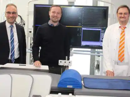 Dr. Peter Weber (Mitte) wird neuer Chefarzt f&uuml;r Kardiologie im Krankenhaus St. Elisabeth Damme. Mit ihm freuen sich Gesch&auml;ftsf&uuml;hrer Dr. Martin Pohlmann (links) und Chefarzt Dr. Tobias Hoge.