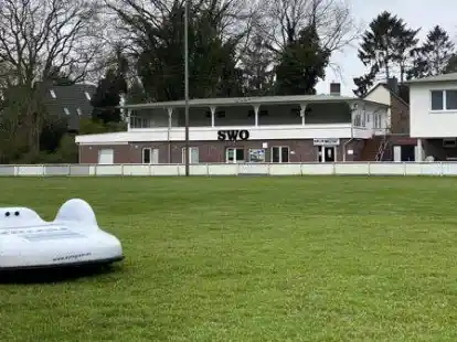 D&uuml;rfte bei SWO in Sandkrug arbeitslos werden: Der M&auml;hroboter, der derzeit noch den gro&szlig;en Rasenplatz in Form h&auml;lt.