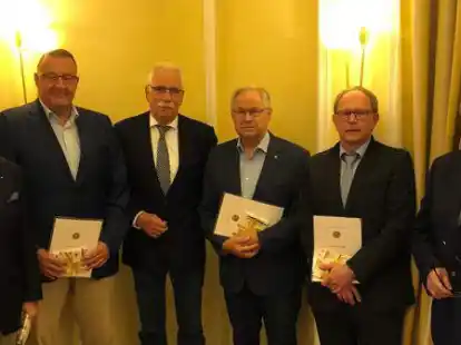 Der Vorsitzende des Nautischen Vereins, Frank Wessels (ganz rechts) zeichnete langj&auml;hrigen Mitglieder aus (von links) Dr. Thomas Br&uuml;ggemann, Jan Remmers, Wilhelm-Alfred Br&uuml;ning, Helmut Bongartz und Heiko Henninga.