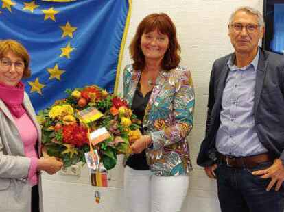 Engagement f&uuml;r den Partnerschaftsausschuss: Vorsitzende Maria W&uuml;bbeler (links) und B&uuml;rgermeister Thorsten Schmidtke (rechts) verabschieden D&ouml;tlingens k&uuml;nftige B&uuml;rgermeisterin Antje Oltmanns (Mitte).