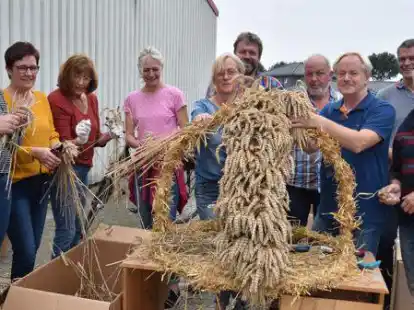 Diese Frauen und M&auml;nner des Kolping-Familienkreises I  aus Scharrel haben  die Erntekrone f&uuml;r das  Erntedankfest gebunden.