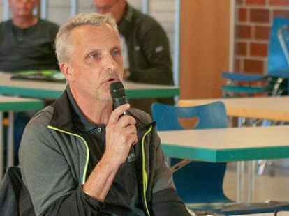 Gemeinderat Frank Schoof stellt den Antrag vor.