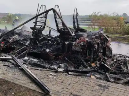 Das Wohnmobil brannte v&ouml;llig aus.