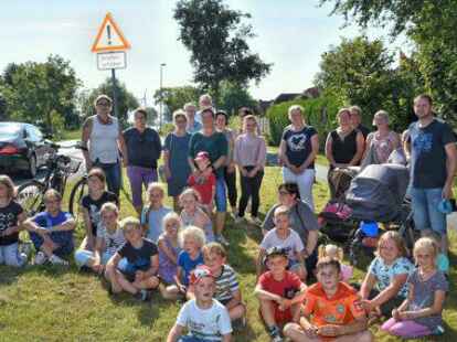 In Jennelt formieren sich die Eltern, um f&uuml;r einen sicheren Schulweg zu k&auml;mpfen: Beim Landkreis stie&szlig;en sie auf die Empfehlung eines Lotsendienstes.