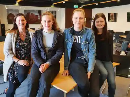 Freuen sich &uuml;ber die F&ouml;rderung durch das neue Programm des Landes: die angehenden Sozialassistentinnen Melanie Baaske (v.l.), Emma Kr&auml;nzin, Jasmin Jelchen und Philine Mauer.