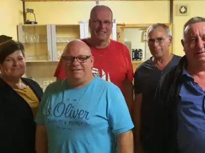 Das ist der Vorstand der Dorfgemeinschaft Seefeld: (von links)  2. Vorsitzende Nadine Kutzner, Schrift- und Presswart Andreas Reimers-Lochmann, 1. Vorsitzender J&uuml;rgen B&ouml;ning, Kassenwart Thomas Neumann und Koordinator Dorfgemeinschaftshaus Hergen Kanthak