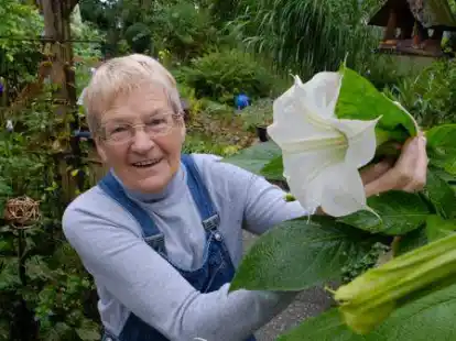 Sie hat den sch&ouml;nsten naturnahen Hausgarten Emdens 2021: Gersvind Meyer (80) aus dem Riepster Weg in Uphusen.