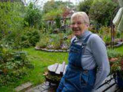 Sie hat den sch&ouml;nsten naturnahen Hausgarten Emdens 2021: Gersvind Meyer (80) aus dem Riepster Weg in Uphusen.