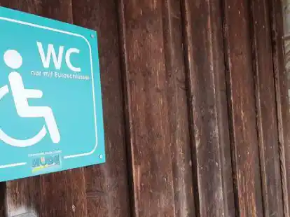 Das einzige WC am Huder Bahnhof befindet sich in einem Holzverschlag an der Nordseite. Es ist nur f&uuml;r Menschen mit Behinderungen zug&auml;nglich, die einen sogenannten Euro-WC-Schl&uuml;ssel dabei haben.