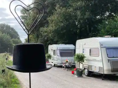 In einer Nebenstra&szlig;e in der Gemeinde Wardenburg stehen Wohnwagen, in denen Prostituierte ihre Dienste anbieten. Von den Beh&ouml;rden finden dort regelm&auml;&szlig;ig Kontrollen statt.