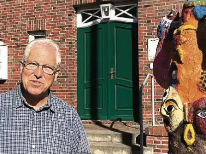 Ende der Amtszeit: Matthias Piszczan r&auml;umt den Chefsessel im Rathaus von Spiekeroog. Das Foto zeigt den scheidenden B&uuml;rgermeister neben einer Skulptur des Japaners Ghaku Okazaki, die im Rahmen des Kunststipendiums &bdquo;Zeltplatz Residenz&ldquo; 2020 entstand.