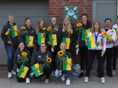 Im Bild in den dunklen Trikots die Korbballfrauen, in wei&szlig;en Trainingsjacken die Karateka, links die 2. Vorsitzende Christiane Kleen, rechts B&uuml;rgermeister Christoph Hartz, daneben die Gesch&auml;ftsf&uuml;hrerin Irene Schulenberg.