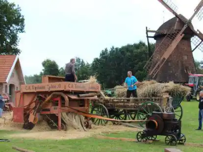 Zu einem &bdquo;Tag der offenen T&uuml;r&ldquo; als Alternative f&uuml;r den Bauern- und Handwerkermarkt hatte die Dorfgemeinschaft Gehlenberg k&uuml;rzlich eingeladen.  Die &bdquo;Oldtimer-L&uuml;e  aus Molbargen-Dwargte&ldquo; waren mit Oldtimer-Traktoren und einer Dreschmaschine angereist und boten Vorf&uuml;hrungen.
