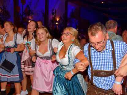 Das Oktoberfest in Elsfleth sorgt &ndash; wie hier bei der Ausgabe im Jahr 2019 &ndash; f&uuml;r pr&auml;chtige Partystimmung.