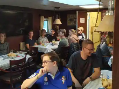 Die Erstsemester des Fachbereichs Seefahrt und Logistik an der Jade Hochschule in Elsfleth erhielten zur Begr&uuml;&szlig;ung wertvolle Ratschl&auml;ge &ndash; und nat&uuml;rlich Freibier sowie Chili con Carne.