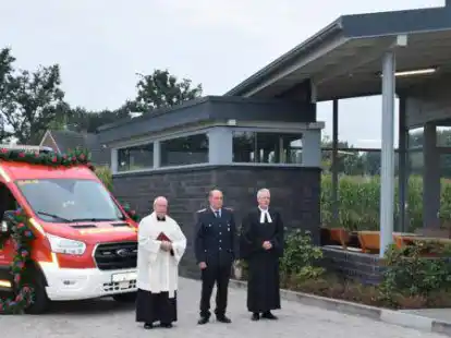 Feierliche Einsegnung (v.l.): Pfarrer Paul Horst, Gemeindebrandmeister Peter Deeben und Pfarrer Holger Ossowski.