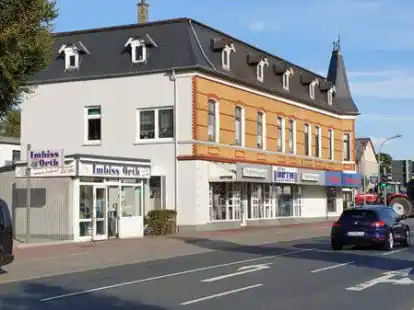 Markantes Geb&auml;ude im Kreuzungsbereich Hauptstra&szlig;e/Stahlwerkstra&szlig;e/Saterlandstra&szlig;e: Das Orthsche Haus, in dessen Erdgeschoss sich noch &bdquo;Betten Orth Heimtextilien und chemische Reinigung&ldquo; befindet, links davor der Orthsche Imbiss.