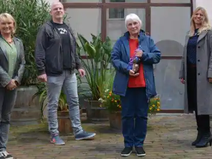 Abschied und Neuanfang: (von links) Prof. Dr. Antje Sander und Dr. Matthias Bollmeyer danken Uta Esselborn f&uuml;r ihr Engagement f&uuml;r die &bdquo;LiteraTee&ldquo;-Reihe und begr&uuml;&szlig;en Dr. Anja Belemann-Smit.