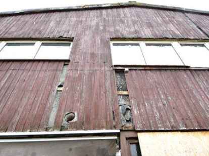 Muss wegen Asbestbelastung und Einsturzgefahr abgerissen werden, obwohl sich viele Mitglieder des PSV Norderland eigentlich eine R&uuml;ckkehr w&uuml;nschen: die Reitanlage Bargebur.