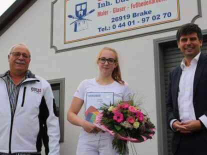 Yasmin Trompler erhielt f&uuml;r ihre Teilnahme am Bundesleistungswettbewerb nicht nur viel Lob von Ausbilder Udo Bielefeld (links), sondern auch Anerkennung und einen Blumenstrau&szlig; von Stephan Giese.