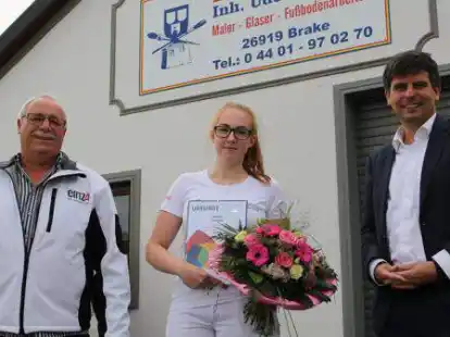 Yasmin Trompler erhielt f&uuml;r ihre Teilnahme am Bundesleistungswettbewerb nicht nur viel Lob von Ausbilder Udo Bielefeld (links), sondern auch Anerkennung und einen Blumenstrau&szlig; von Stephan Giese.